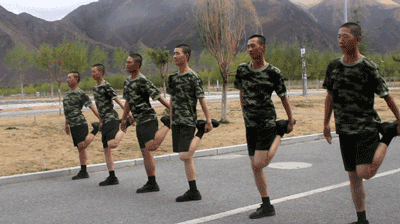 地面壓前腿的正確方法_地面壓腿的基本步驟視頻_地面雙腿壓前腿