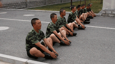 地面壓前腿的正確方法_地面壓腿的基本步驟視頻_地面雙腿壓前腿