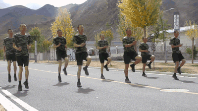 地面壓前腿的正確方法_地面壓腿的基本步驟視頻_地面雙腿壓前腿