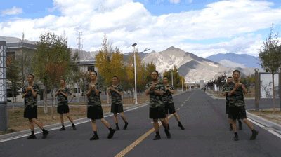 地面雙腿壓前腿_地面壓前腿的正確方法_地面壓腿的基本步驟視頻