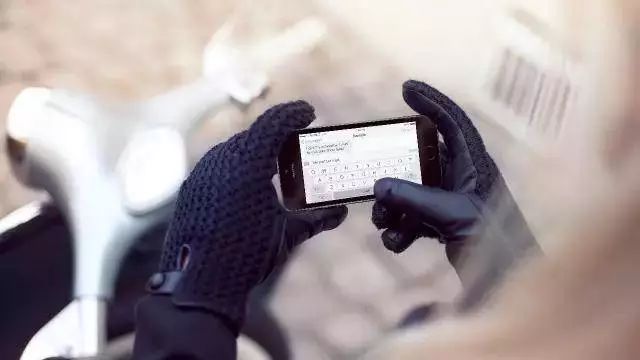 pg電子娛樂平臺 天再冷也不能耽誤我玩手機！還好有觸屏手套，保暖玩樂兩不誤