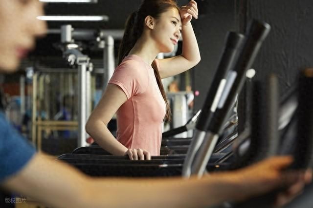 pg棋牌 不用去健身房，6個(gè)動(dòng)作在家鍛煉全身肌群，打造緊實(shí)身材線條