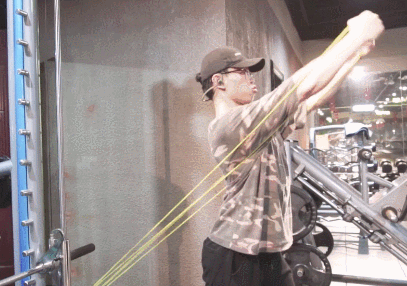 沒有健身器怎么練胸肌_居家健身器材推薦_啞鈴彈力帶訓(xùn)練方法