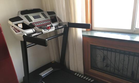 解決跑步機地板聲音大的問題(減少噪音的方法和技巧)