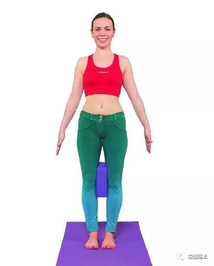 瑜伽腿型矯正_瑜伽改善腿型動作_改善x型腿的瑜伽