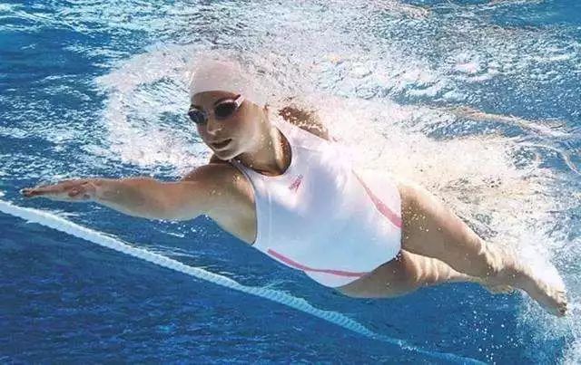 自由泳打腿髖關(guān)節(jié)發(fā)力_自由泳下打腿時(shí)髖部怎樣發(fā)力_游泳髖部發(fā)力打腿圖