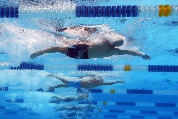 自由泳下打腿時(shí)髖部怎樣發(fā)力_游泳髖部發(fā)力打腿圖_自由泳打腿髖關(guān)節(jié)發(fā)力