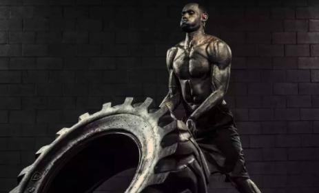 pg棋牌 問鼎app官方下載 球星訓(xùn)練有多苦？詹姆斯一次搬400斤輪胎，這么練想不壯都難！