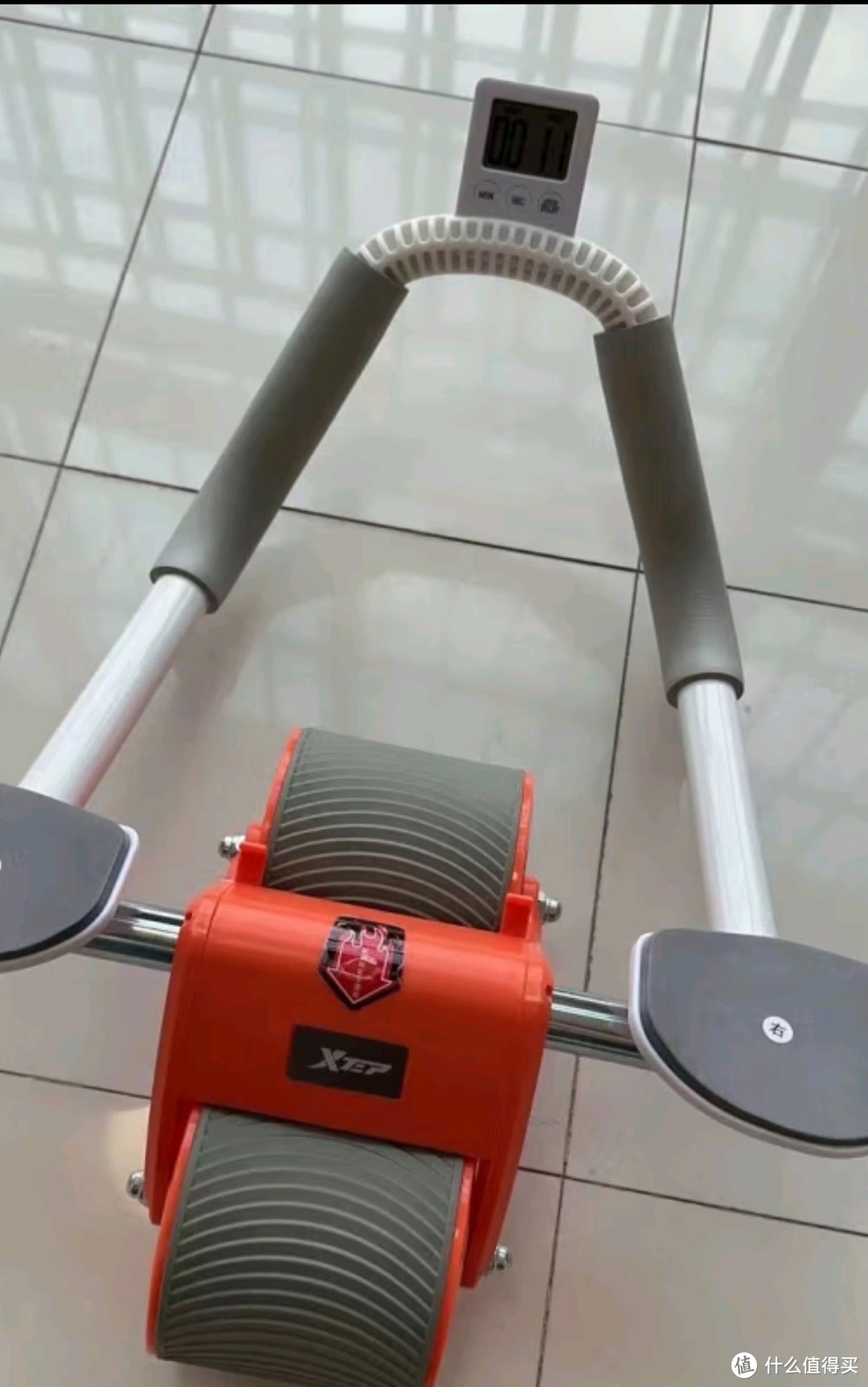 特步(XTEP)四輪健腹輪自動(dòng)回彈家用肘撐平板鍛練卷腹肌輪帶輔助男女健身器材