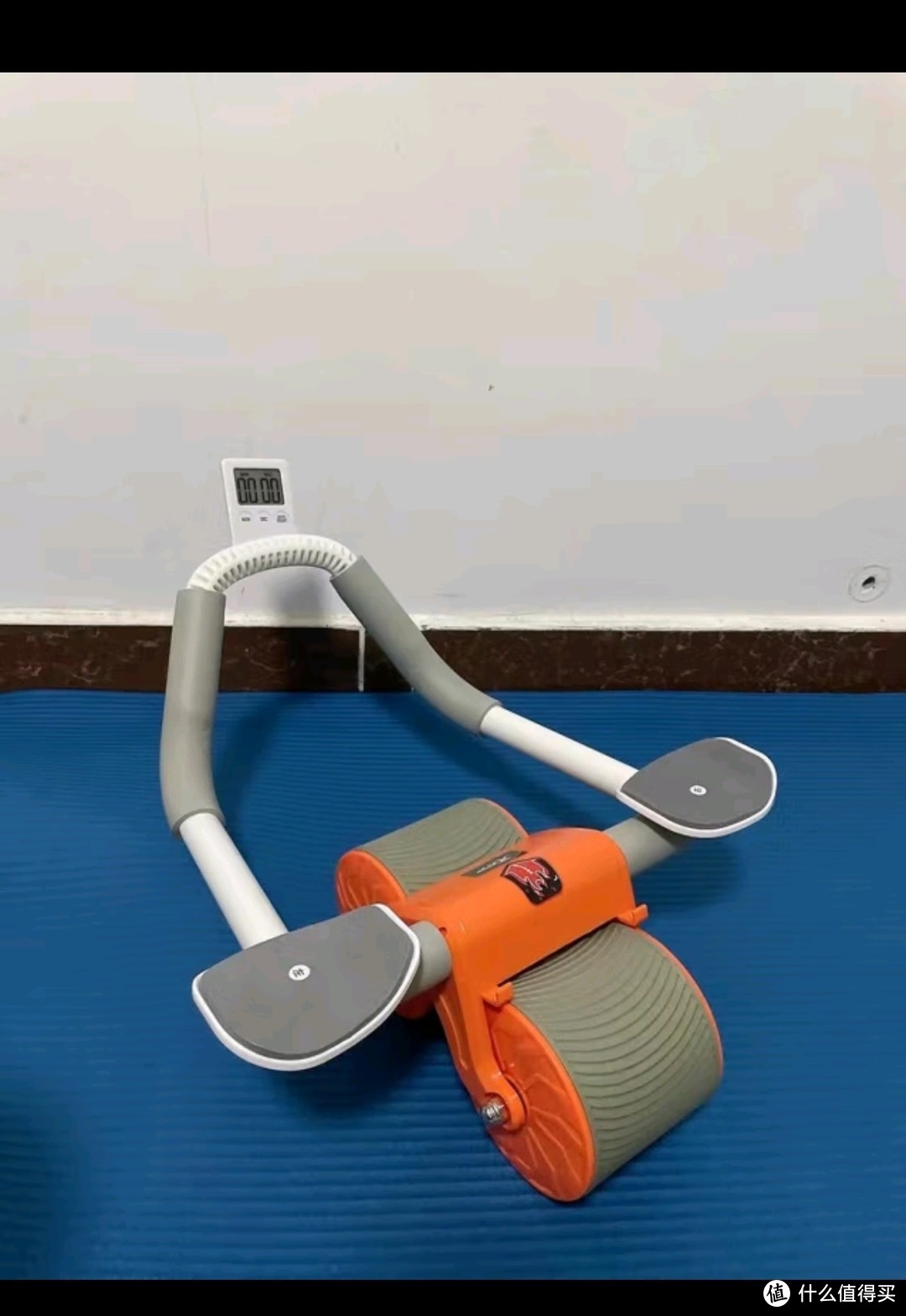 特步(XTEP)四輪健腹輪自動(dòng)回彈家用肘撐平板鍛練卷腹肌輪帶輔助男女健身器材