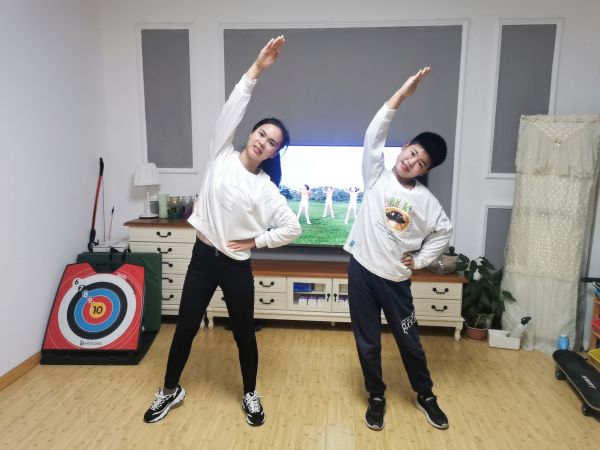 pg娛樂(lè)電子游戲 一起來(lái)運(yùn)動(dòng)，這所小學(xué)家長(zhǎng)和孩子們同做廣播體操