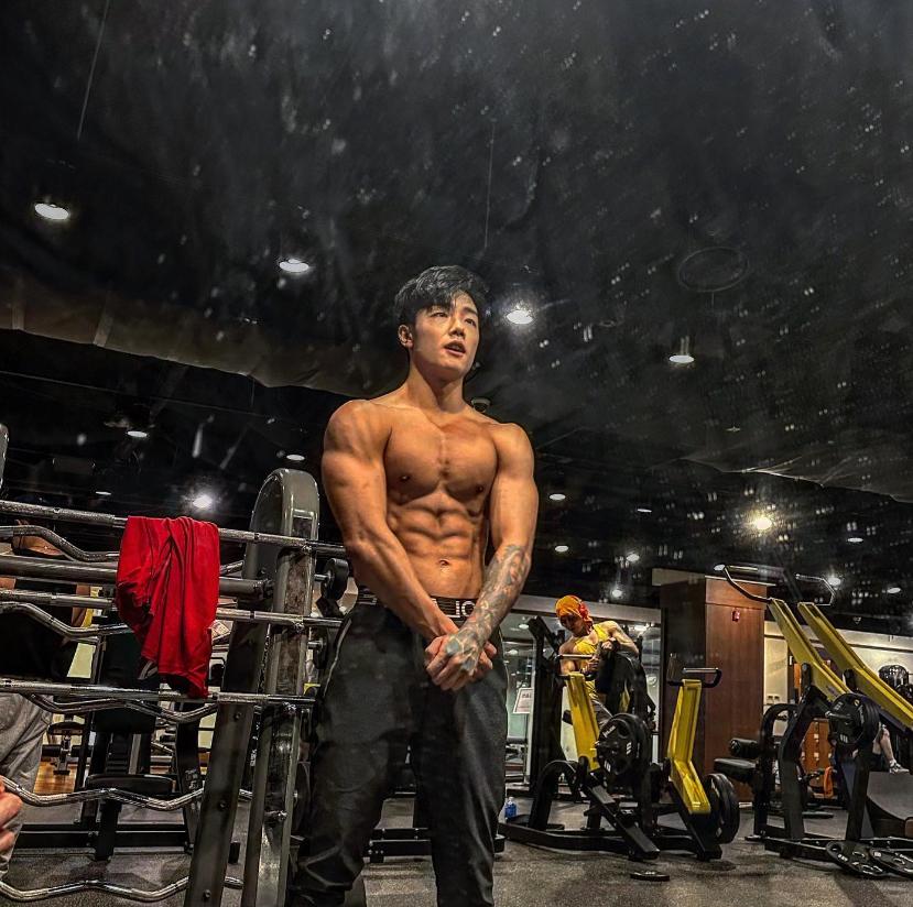 夏天健身運(yùn)動(dòng)_水上飛人極限運(yùn)動(dòng)_街頭極限健身沒有腿部?