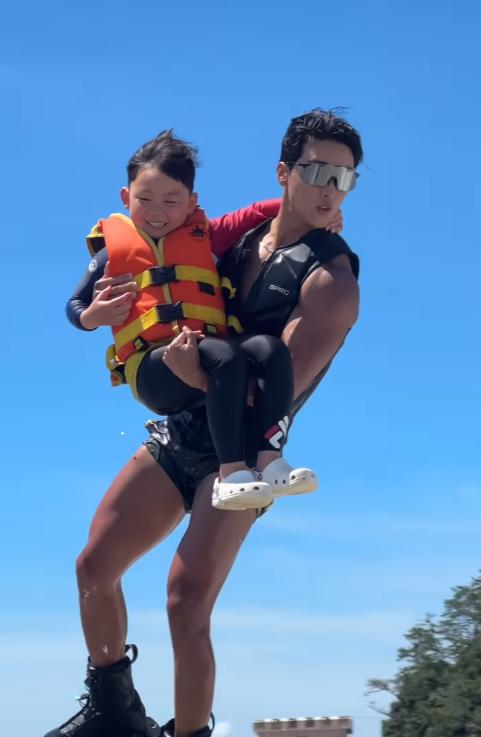 夏天健身運(yùn)動(dòng)_街頭極限健身沒有腿部?_水上飛人極限運(yùn)動(dòng)