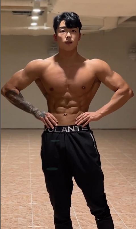 街頭極限健身沒有腿部?_夏天健身運(yùn)動(dòng)_水上飛人極限運(yùn)動(dòng)